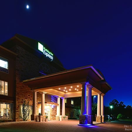 Holiday Inn Express & Suites Fredericksburg By Ihg Exterior photo