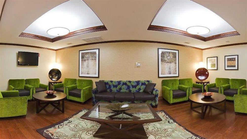Holiday Inn Express & Suites Fredericksburg By Ihg Exterior photo