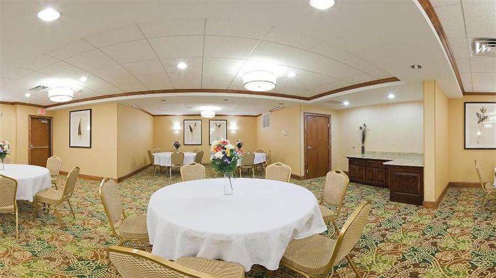 Holiday Inn Express & Suites Fredericksburg By Ihg Exterior photo