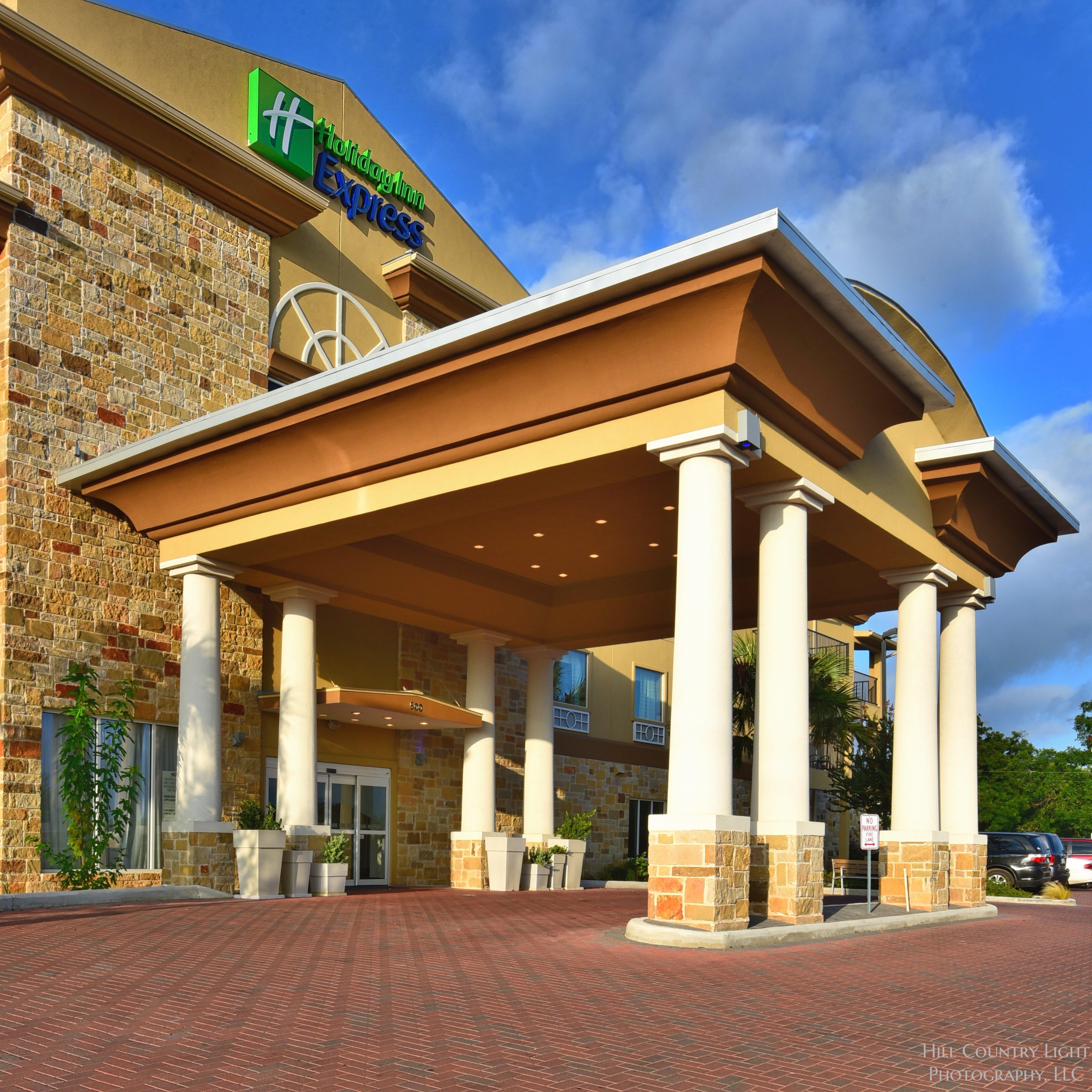 Holiday Inn Express & Suites Fredericksburg By Ihg Exterior photo