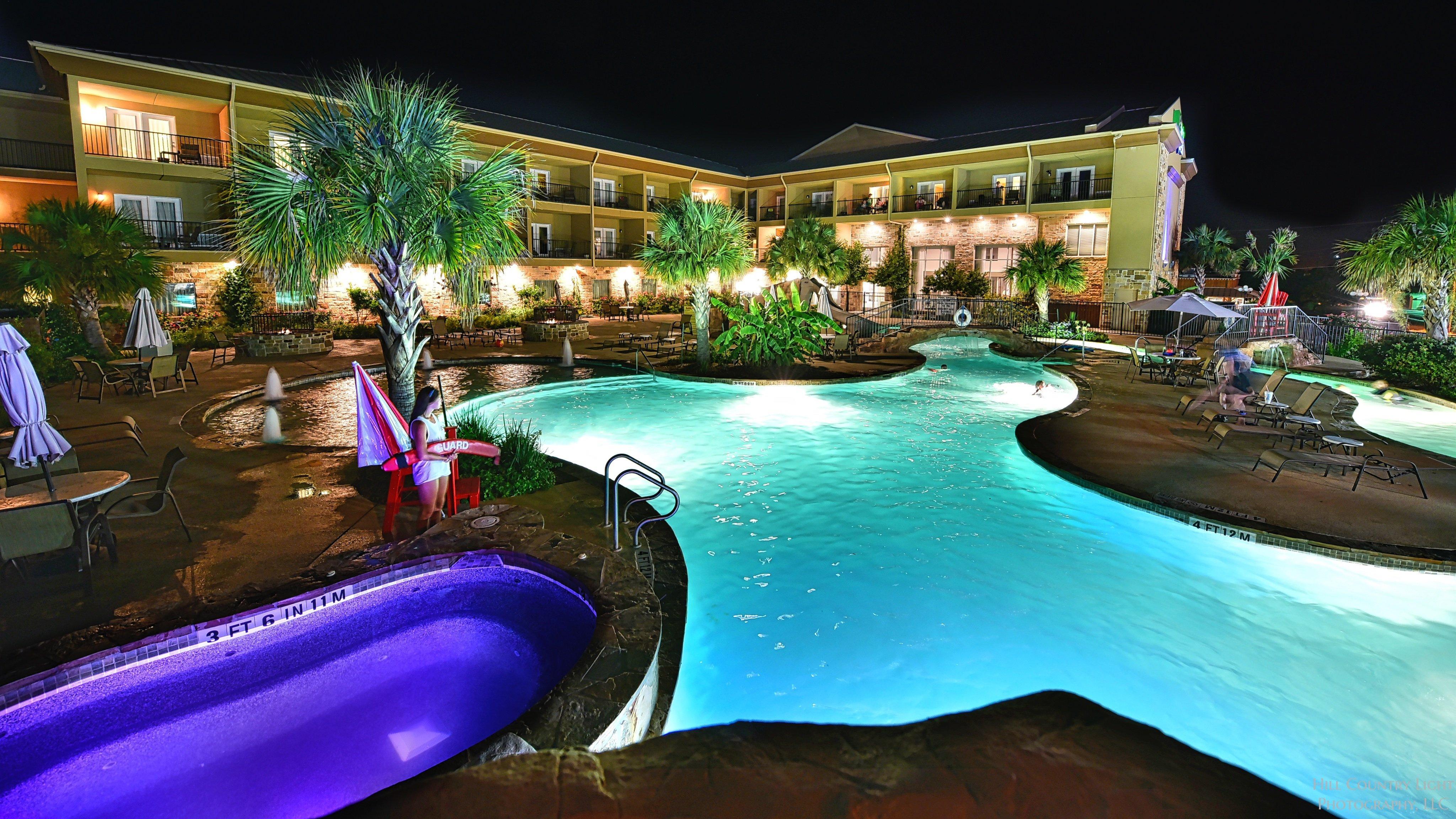 Holiday Inn Express & Suites Fredericksburg By Ihg Exterior photo