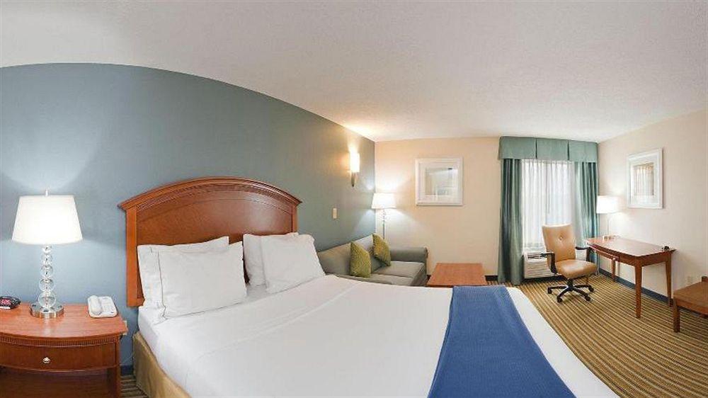 Holiday Inn Express & Suites Fredericksburg By Ihg Exterior photo