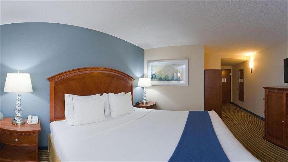 Holiday Inn Express & Suites Fredericksburg By Ihg Exterior photo