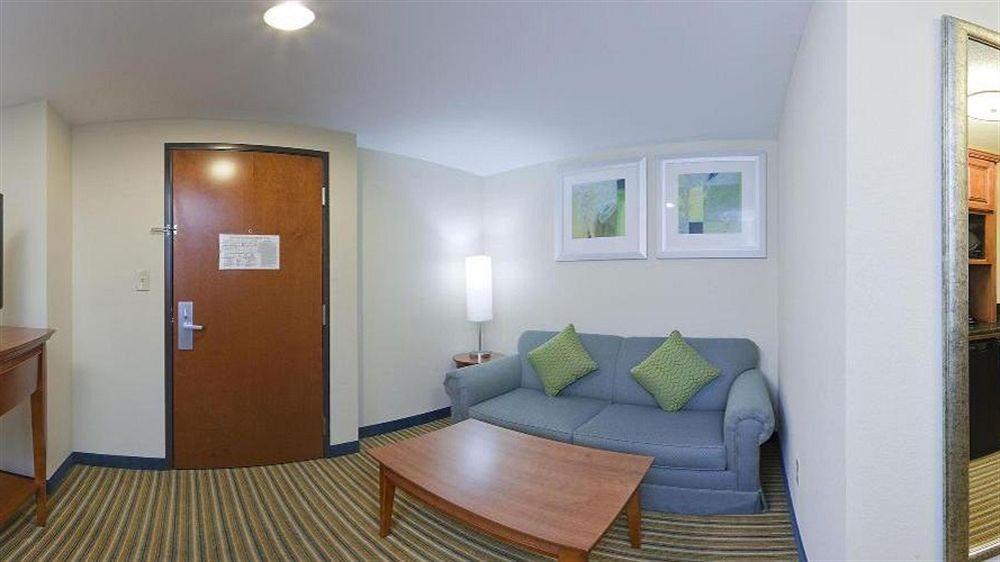 Holiday Inn Express & Suites Fredericksburg By Ihg Exterior photo