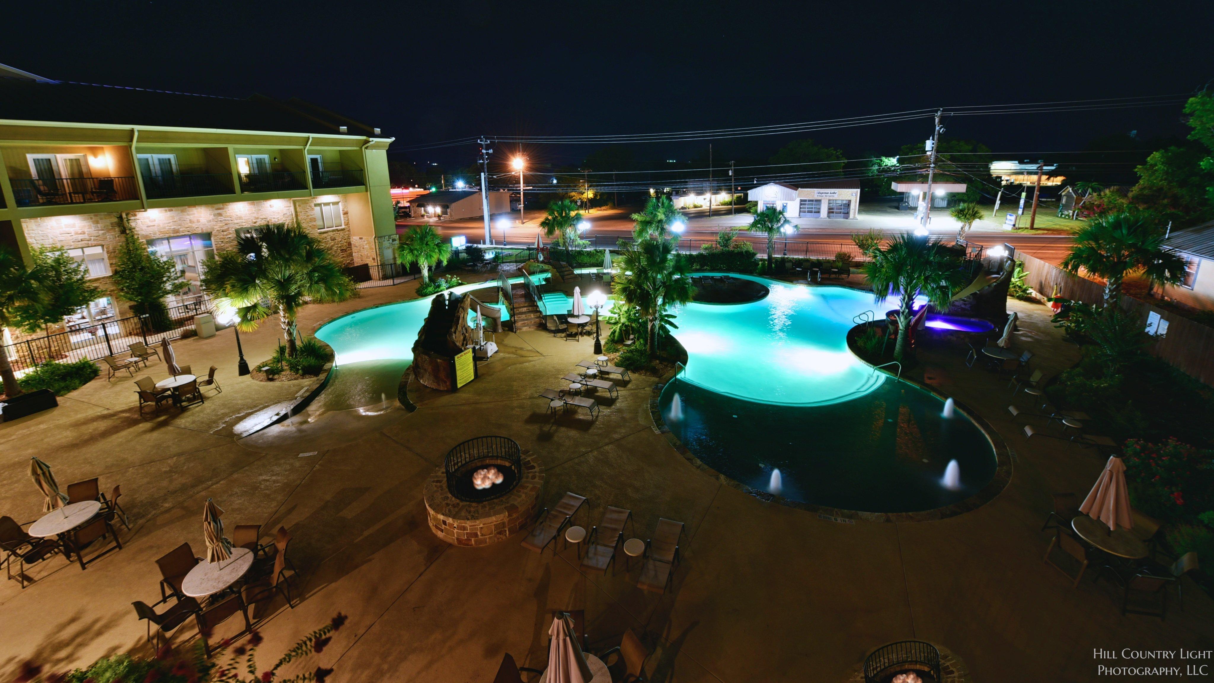 Holiday Inn Express & Suites Fredericksburg By Ihg Exterior photo