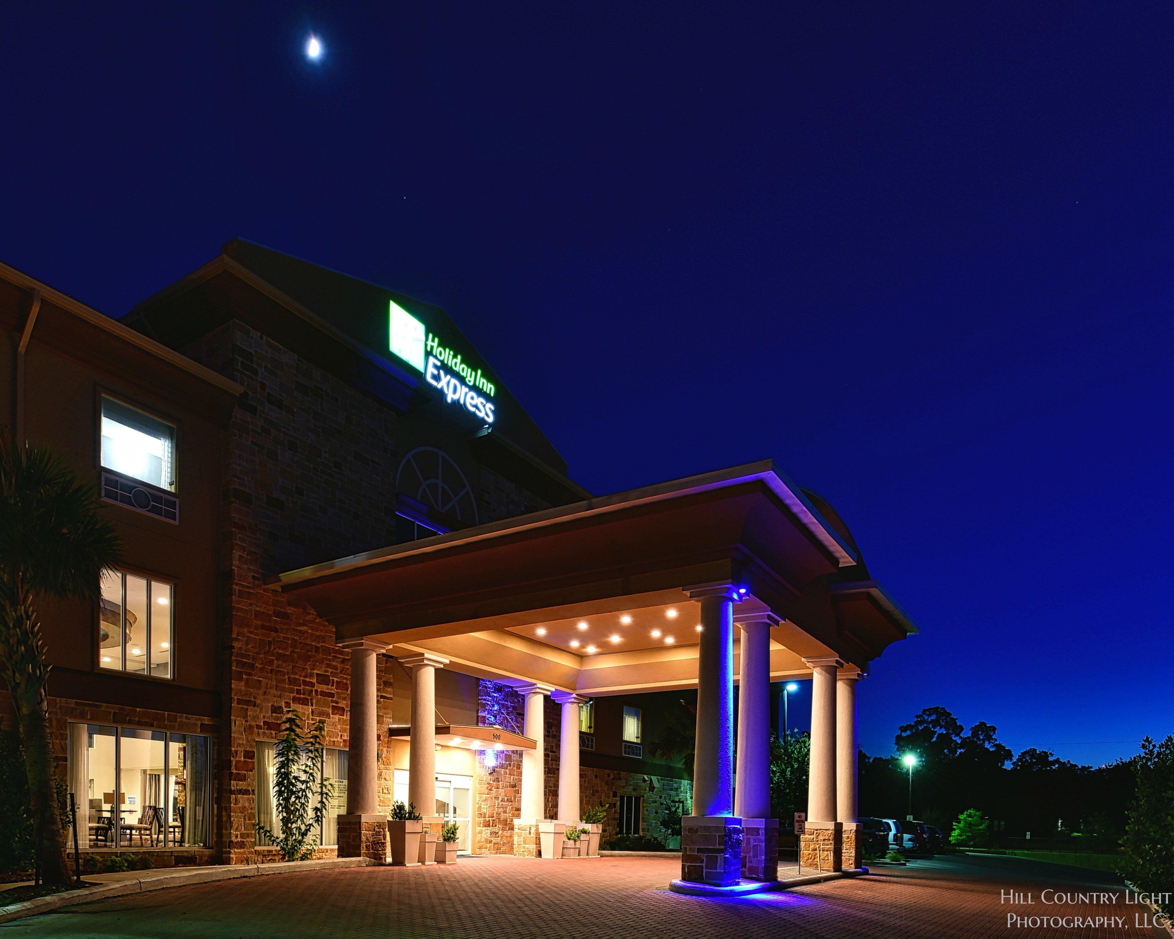 Holiday Inn Express & Suites Fredericksburg By Ihg Exterior photo
