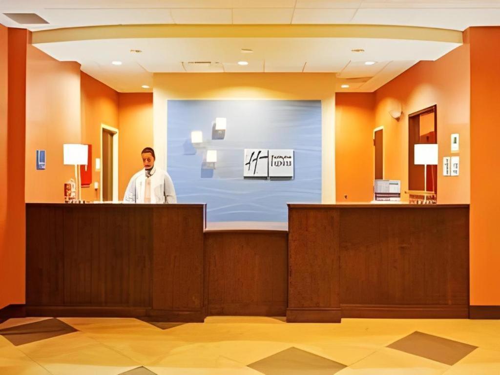 Holiday Inn Express & Suites Fredericksburg By Ihg Exterior photo