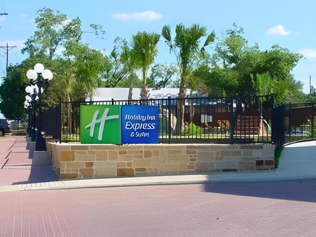 Holiday Inn Express & Suites Fredericksburg By Ihg Exterior photo