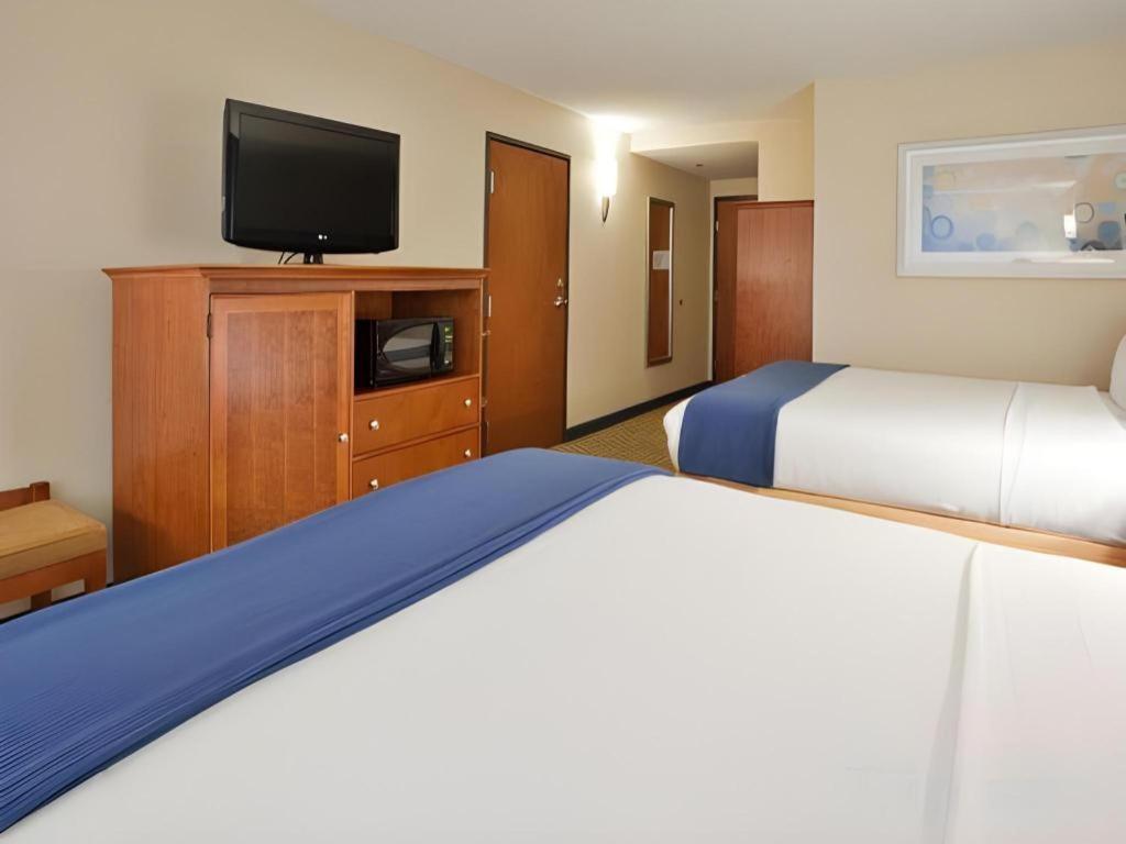 Holiday Inn Express & Suites Fredericksburg By Ihg Exterior photo