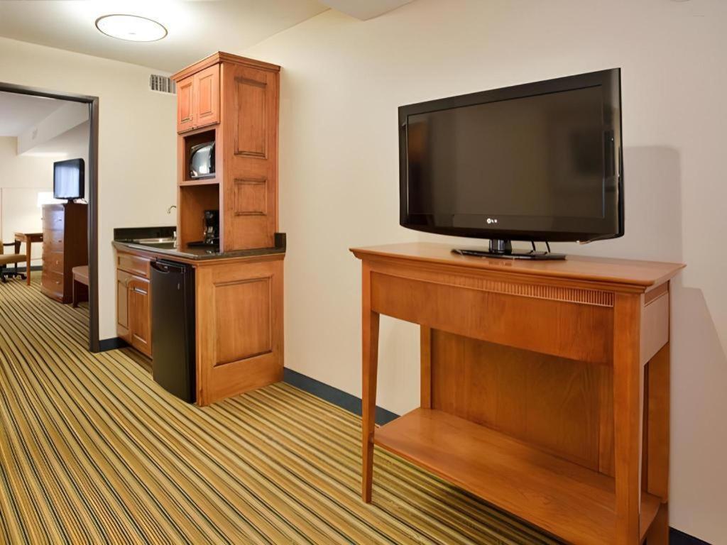 Holiday Inn Express & Suites Fredericksburg By Ihg Exterior photo