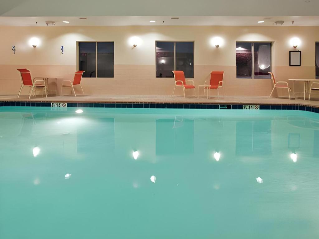 Holiday Inn Express & Suites Fredericksburg By Ihg Exterior photo