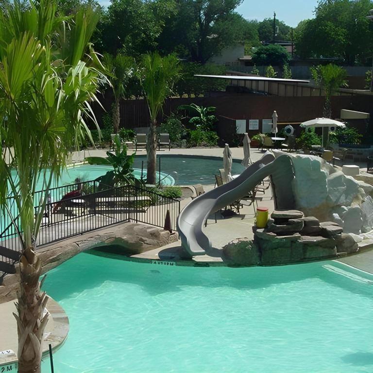 Holiday Inn Express & Suites Fredericksburg By Ihg Exterior photo