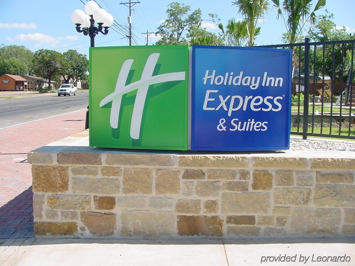Holiday Inn Express & Suites Fredericksburg By Ihg Exterior photo