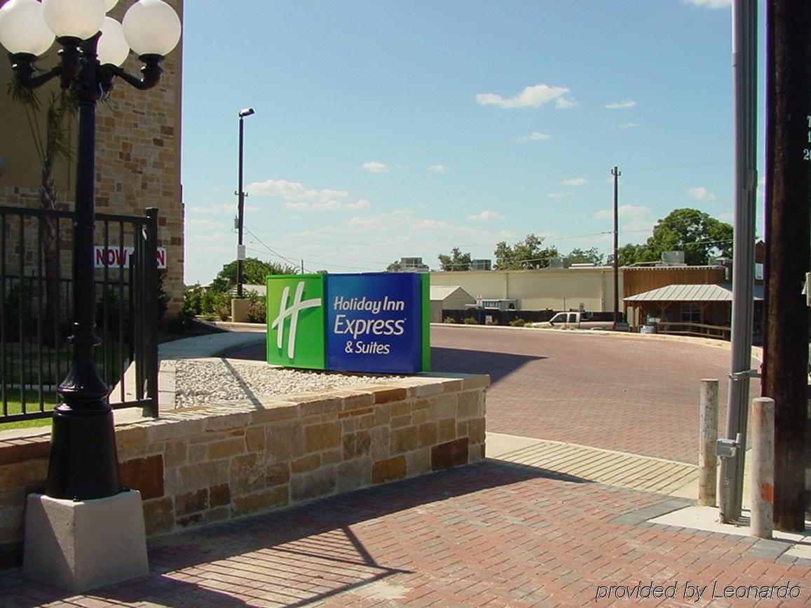Holiday Inn Express & Suites Fredericksburg By Ihg Exterior photo