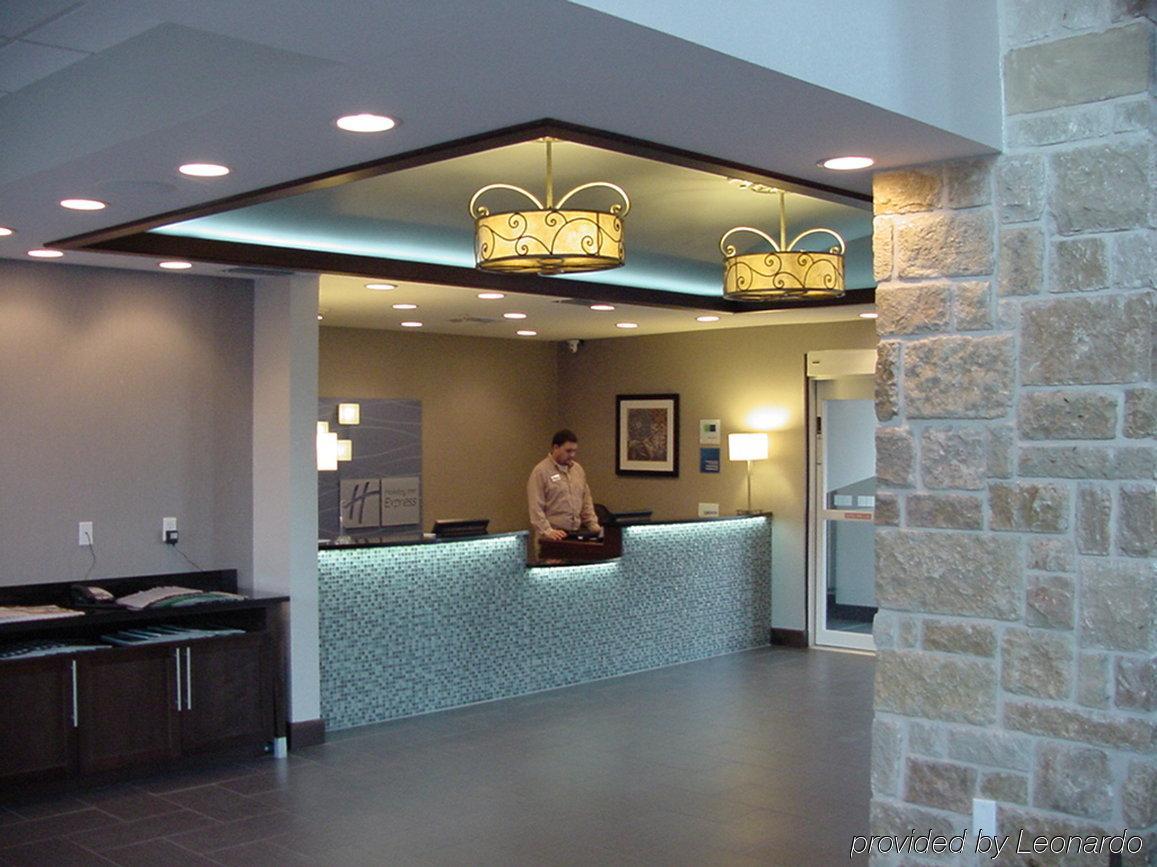 Holiday Inn Express & Suites Fredericksburg By Ihg Interior photo