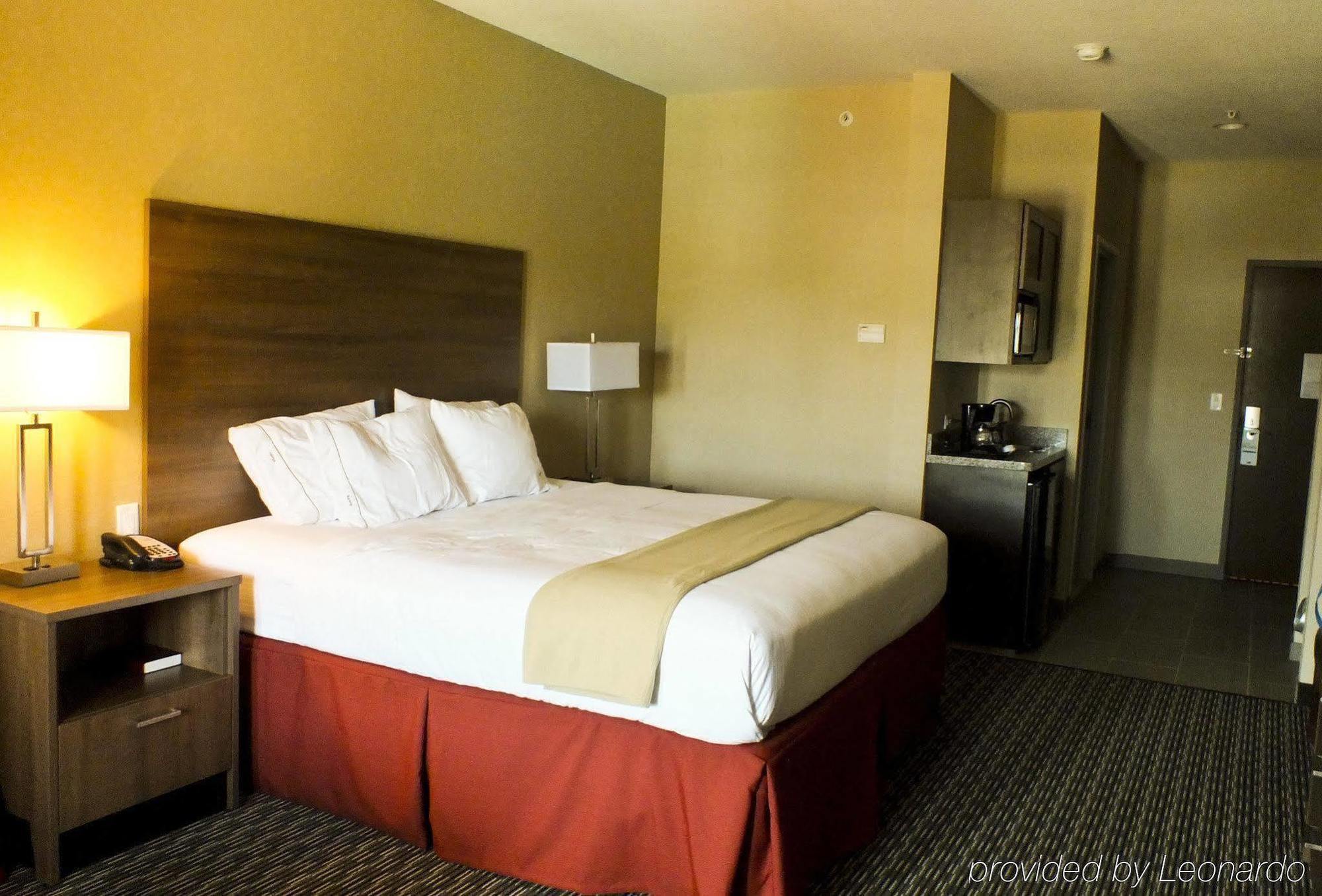 Holiday Inn Express & Suites Fredericksburg By Ihg Room photo